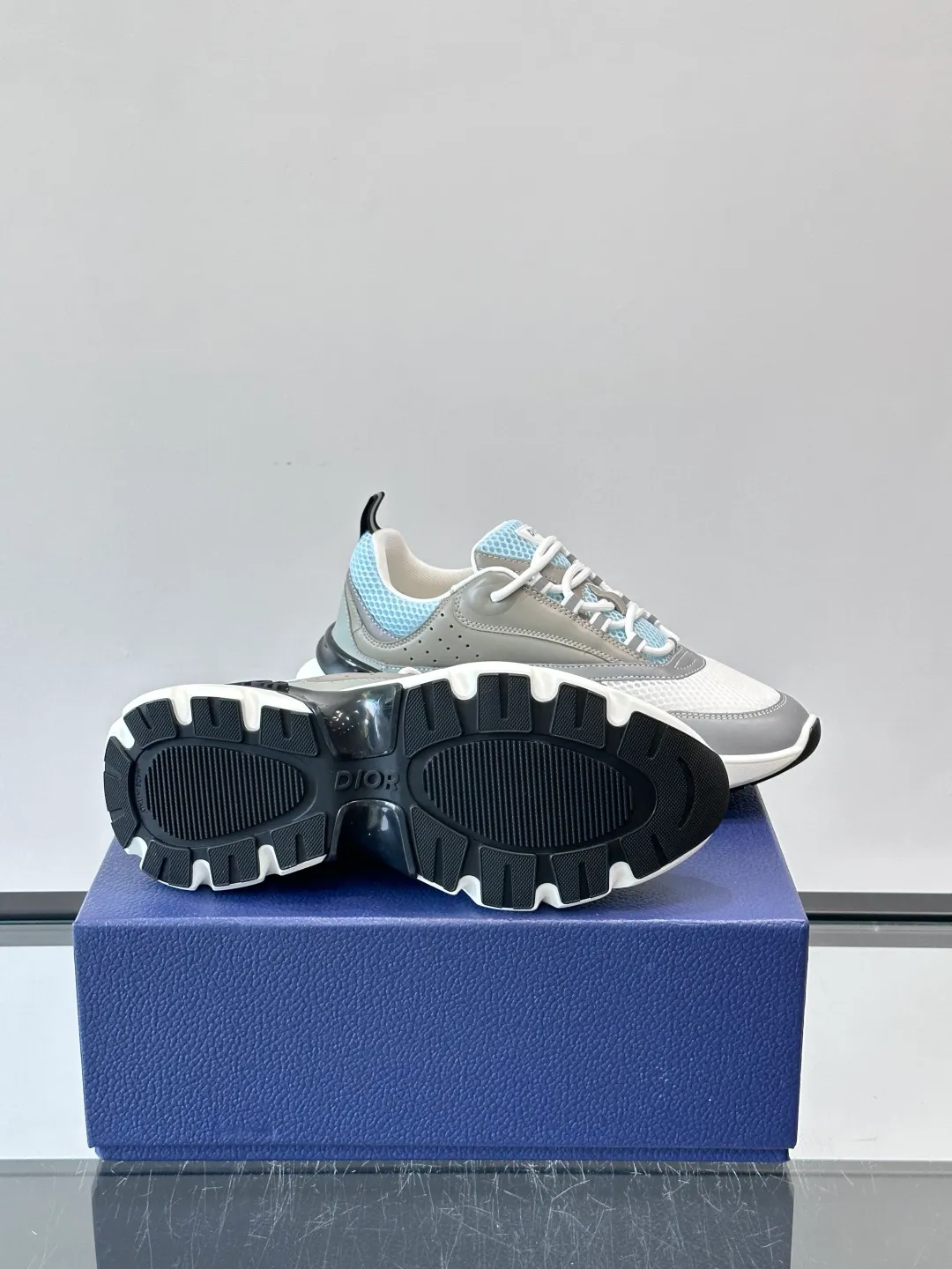 Men's shoes 💰p520 "Dior" B22 retro jogging shoes, inspired by classic jogging shoes, low-top thick sole design, cow leather + mesh fabric splicing, perfect texture and breathable. The black and white engraved rubber sole has great grip and comfort, and is OK for daily wear or sports! There is an embossed "CD" logo on the side of the shoe, which is low-key and recognizable. Rich colors, black and white, gray and blue, etc., versatile and fashionable, loved by European and American hip-hop circles and bloggers, a must-have for trendy wear size: 39-44 (customized at 45.46)